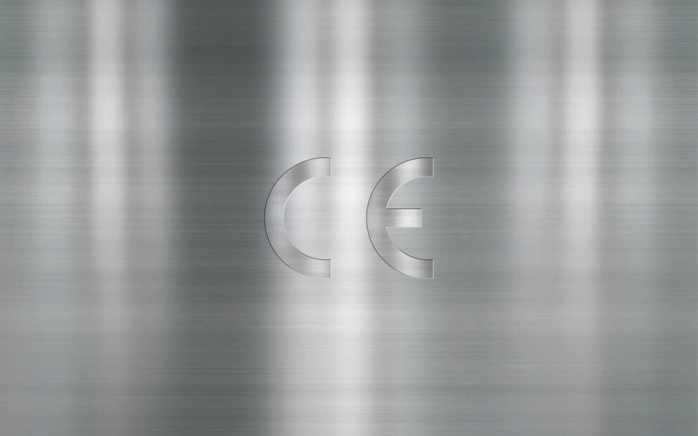 CE-Logo auf Metalloberfläche